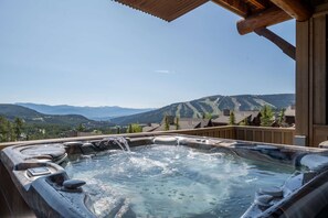 Outdoor spa tub - Big Sky Vacation Rentals: Cowboy Suite 7A (Big Sky)