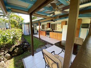 Outdoor dining - Cottage with Amazing View, Minutes to Dolphin Swimming, Very Private, Affordable (Captain Cook)