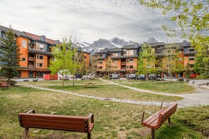 Exterior - Rocky Mountain Gem - 3BD Condo Downtown Canmore! (Canmore)