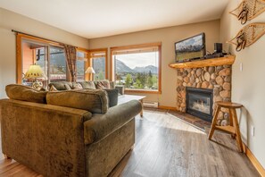 Smart-TV, Kamin, DVD-Player, Bücher