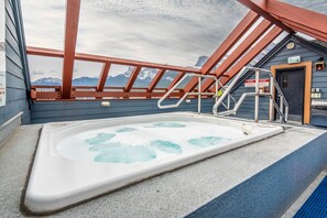 Outdoor spa tub - Rocky Mountain Gem - 3BD Condo Downtown Canmore! (Canmore)