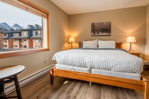 3 bedrooms, iron/ironing board, travel cot, free WiFi - Rocky Mountain Gem - 3BD Condo Downtown Canmore! (Canmore)