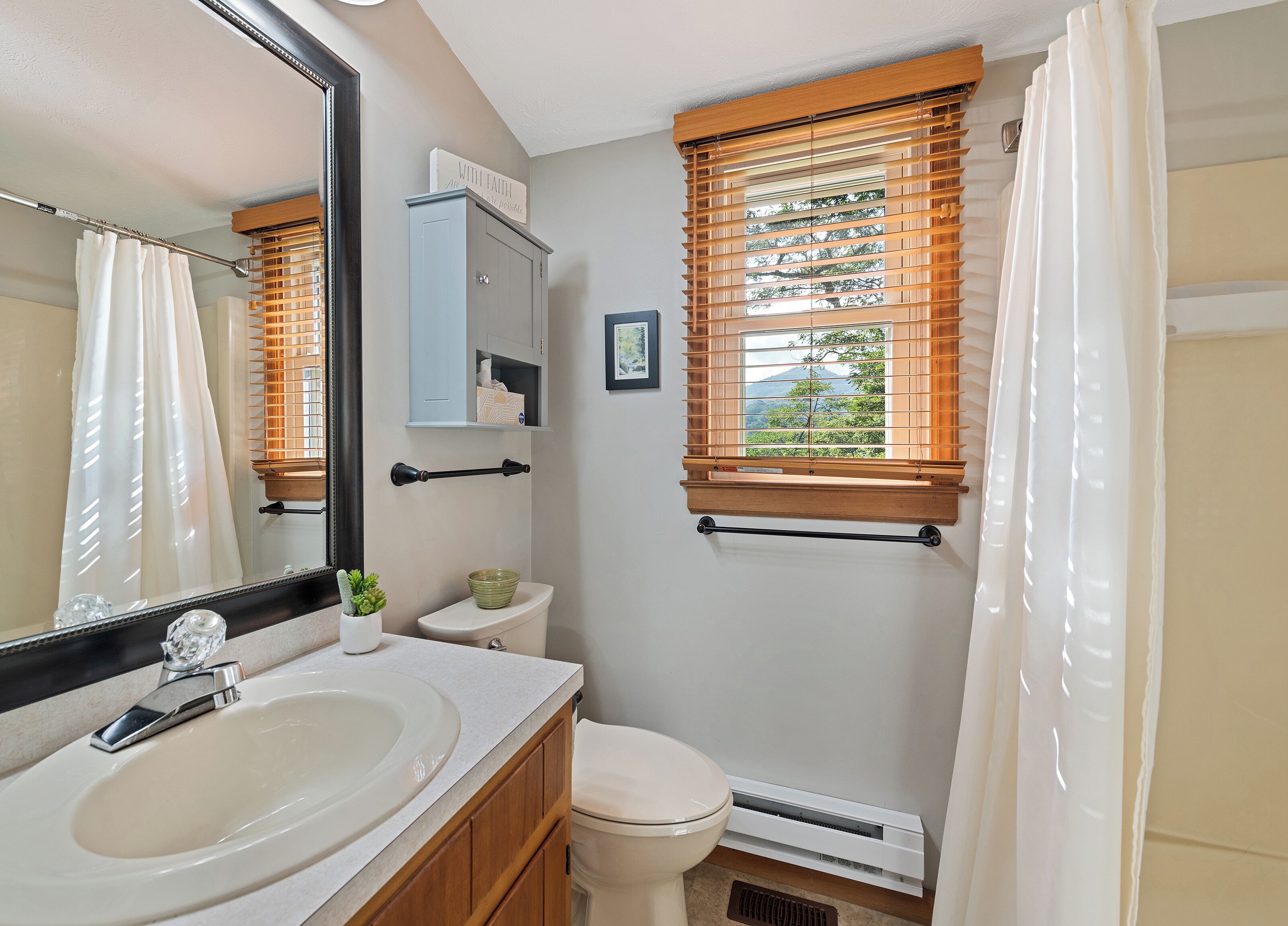 Master bath with full tub/shower