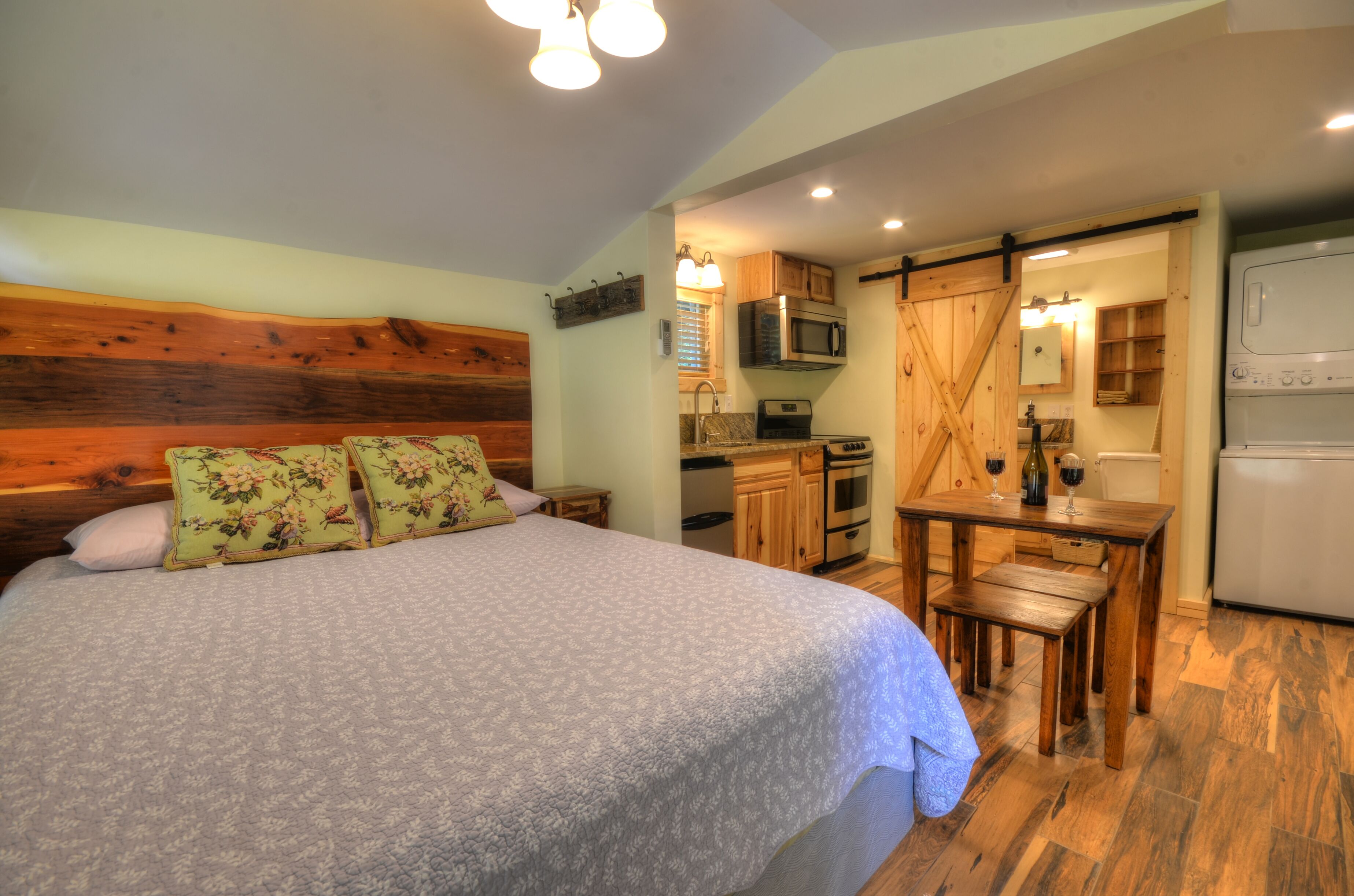 Hot Tub And Deck Along Creek,  Pet friendly, Close To NOC, Tsali, And Dragon