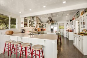Fridge, microwave, oven, stovetop - Charming Holualoa Ranching-Era Estate near Kailua and Keauhou. Away from it all! (Holualoa)