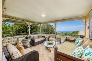 Smart TV, DVD player, books, music library - Charming Holualoa Ranching-Era Estate near Kailua and Keauhou. Away from it all! (Holualoa)