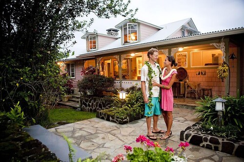 Charming Holualoa Ranching-Era Estate near Kailua and Keauhou. Away from it all!