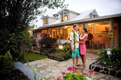 Charming Holualoa Ranching-Era Estate near Kailua and Keauhou. Away from it all!