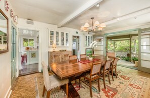 Dining - Charming Holualoa Ranching-Era Estate near Kailua and Keauhou. Away from it all! (Holualoa)
