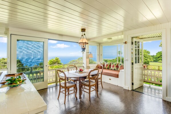 Dining - Charming Holualoa Ranching-Era Estate near Kailua and Keauhou. Away from it all! (Holualoa)