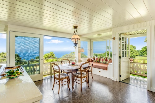 Charming Holualoa Ranching-Era Estate near Kailua and Keauhou. Away from it all!