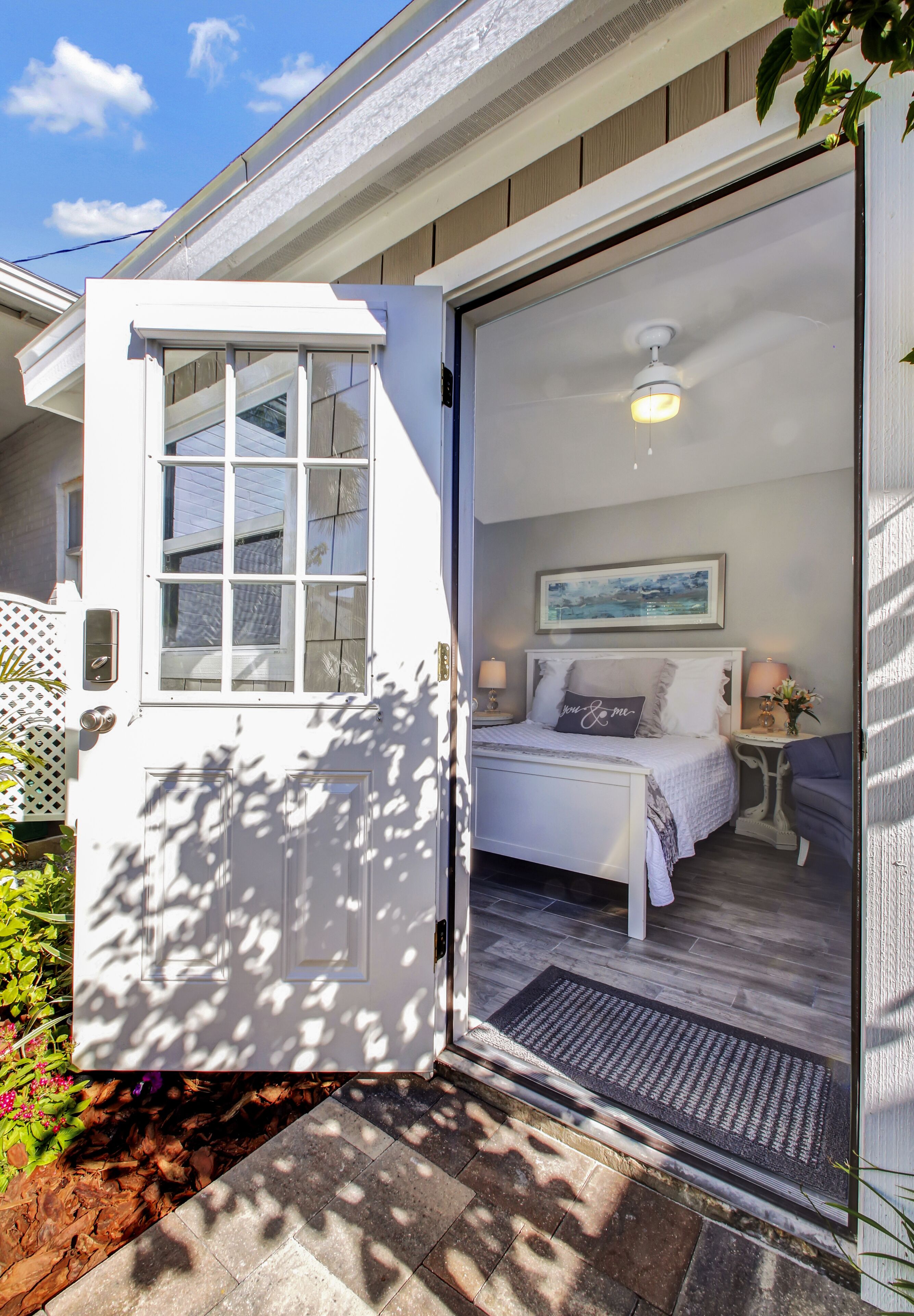 Just Exquisite! Cozy NEW Studio. Enjoy "Tiny House" Living Steps to the Beach!