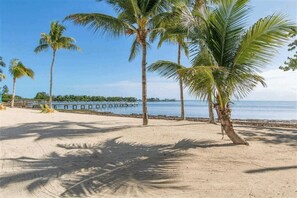 Am Strand, Liegestühle, Strandtücher
