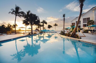 Sunrise Haven - Maison 306 - Beach, Pool, Hot Tub, Kayaks, SUPs & Day Dock