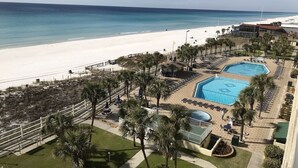 Un complexe hôtelier doté d’une piscine, d’un accès à la plage et offrant une vue sur l’océan.
