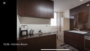 Fridge, microwave, stovetop, cookware/dishes/utensils - gorgeous star house (Kyoto)