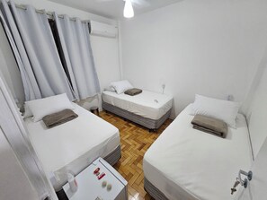 Habitación individual básica | Minibar, cortinas blackout, tabla de planchar con plancha y wifi gratis 