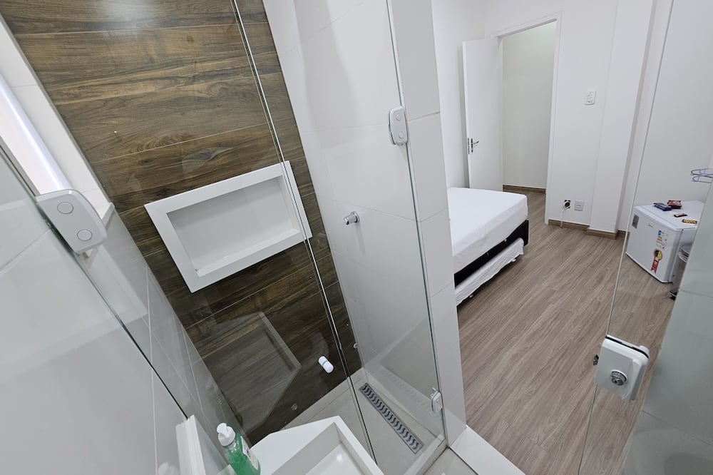 Quarto privativo em condomínio - Bonsucesso