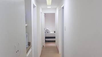 Superior Single Room | Shared kitchen facilities | Microwave, cookware/dishes/utensils