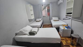 Habitació individual bàsica | 1 dormitori, minibar, cortines opaques i planxa i posts de planxar