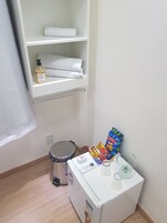 Minibar, cortinas blackout, tabla de planchar con plancha y wifi gratis