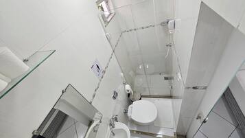 Habitació superior | Bany | Dutxa i tovalloles