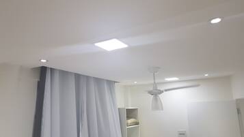 高级单人房 | 迷你吧、遮光窗帘、熨斗/熨板、免费 WiFi