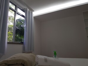 Minibar, blackout curtains, iron/ironing board, free WiFi - Quarto privativo em condomínio (Rio de Janeiro)