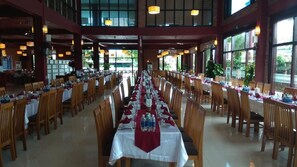 供应早餐、午餐和晚餐，本地与国际菜