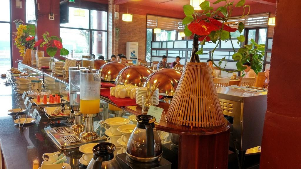 Phục vụ bữa sáng, bữa trưa, bữa tối, món địa phương và quốc tế 