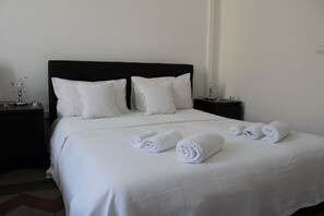 Habitación cuádruple básica, para no fumadores | Escritorio, cortinas blackout y wifi gratis 