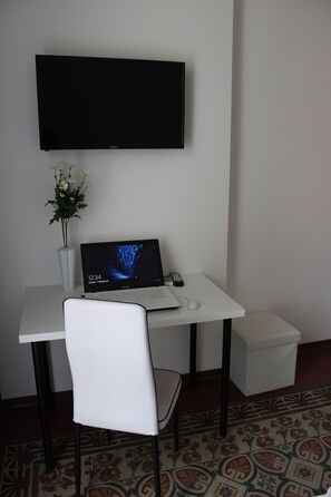 Habitación básica, para no fumadores | Área de sala de estar | Televisión 