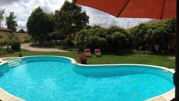 Udendørs pool, parasoller, liggestole