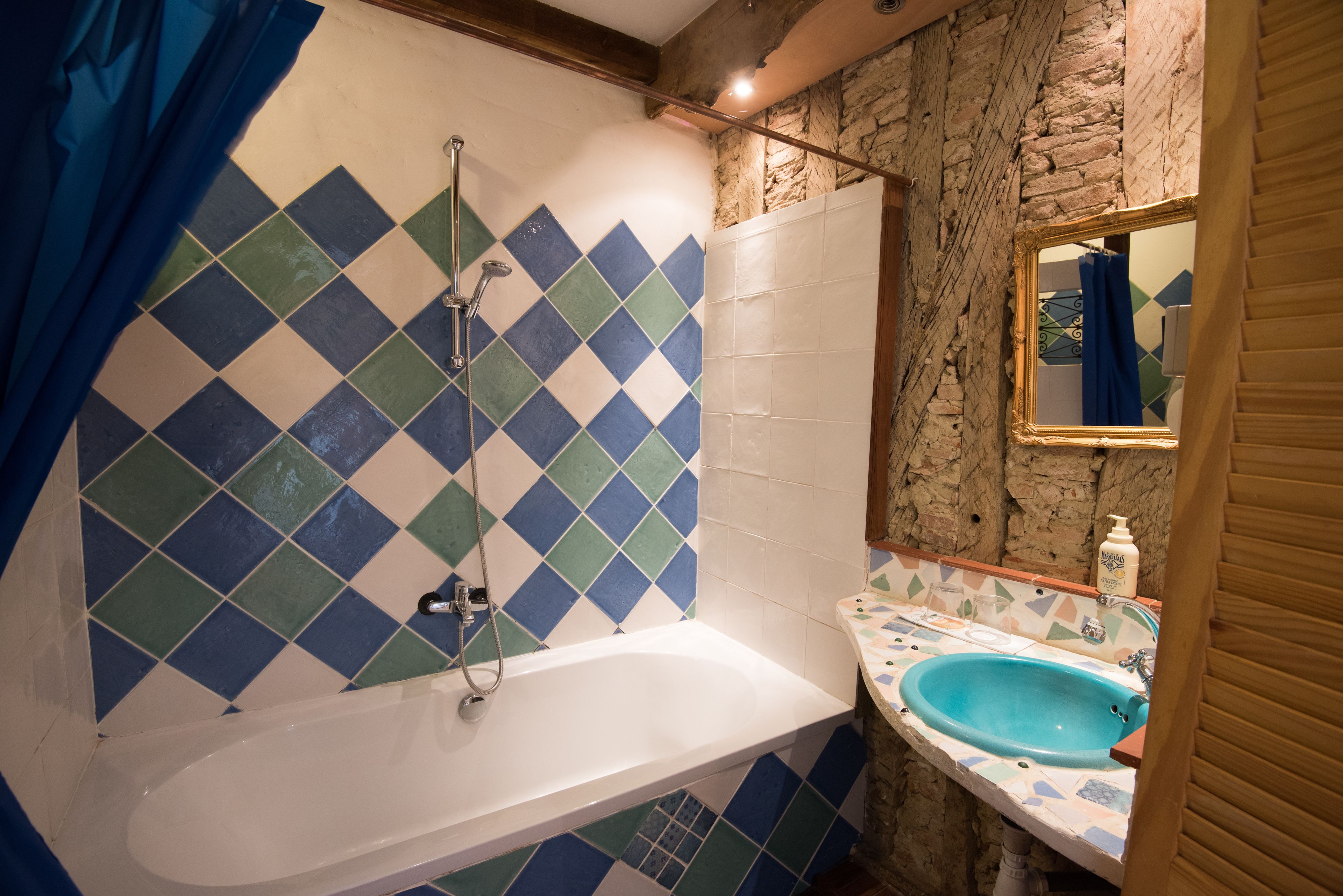 Een badkamer met een bad, een wastafel en een douche.
