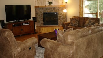 Téléviseur connecté, foyer, lecteur de DVD, livres