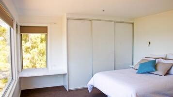 3 habitaciones, tabla de planchar con plancha y cuna de viaje