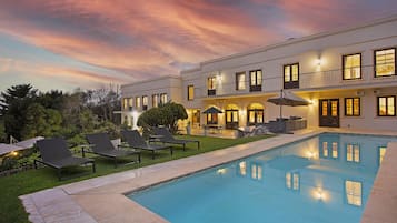 Een verwarmd zwembad