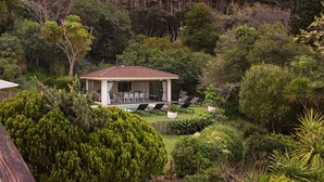 Une maison dotée d’un patio couvert, d’un espace salon extérieur et d’une piscine.