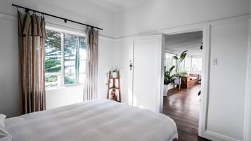 5 bedrooms, desk, iron/ironing board, travel cot