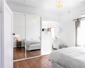 5 makuuhuonetta, työpöytä, silitysrauta/-lauta, vauvan matkasänky