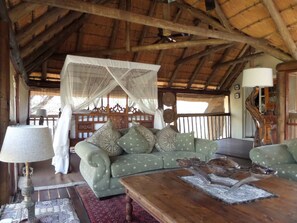 TV - Treetops Holiday Home (Nkomazi)