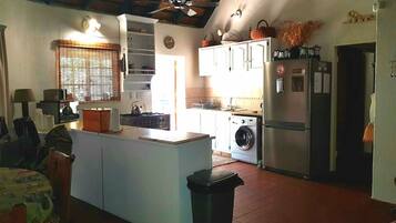 Rumah, Beberapa Tempat Tidur, Bebas Asap Rokok, pemandangan kebun | Dapur pribadi | Mesin pembuat kopi/teh dan ketel listrik