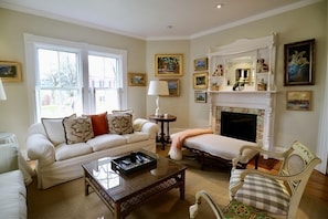 Smart TV, fireplace, video games, DVD player - Nantucket Main Street Charm (Nantucket)