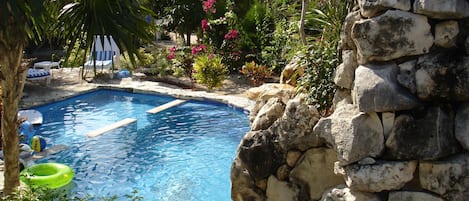 Piscine extérieure, chaises longues
