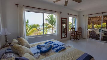 4 quartos, cofres nos quartos, escrivaninha, berço de viagem
