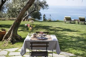 Outdoor dining - Villa rental in Cinque Terre in a spectacular position (Monterosso Al Mare)