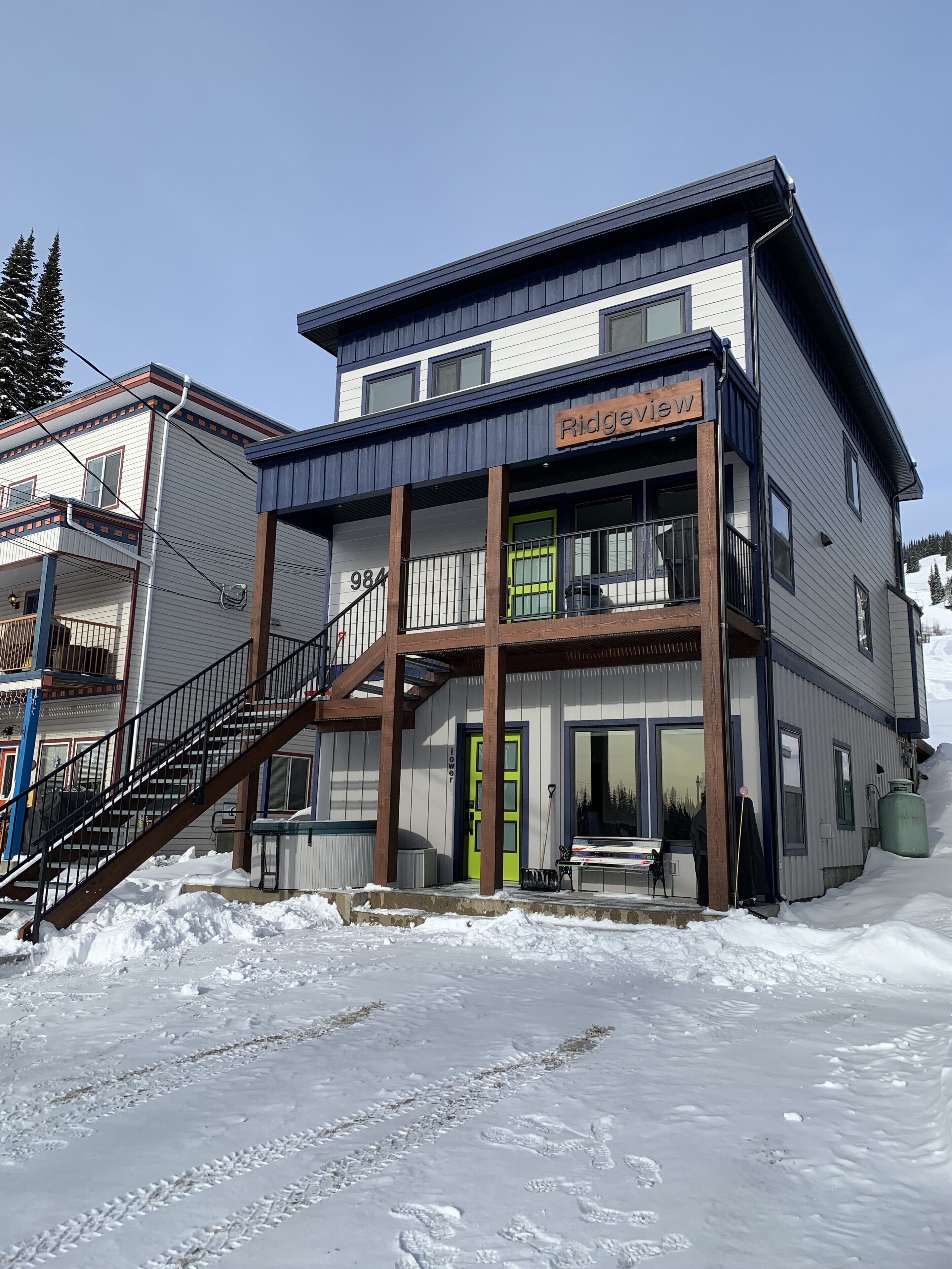 Beautifully Appointed Deluxe Home - Backing onto Alpine chair - Best Ski In/Out 