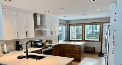 Beautifully Appointed Deluxe Home - Backing onto Alpine chair - close to village