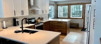 Beautifully Appointed Deluxe Home - Backing onto Alpine chair - close to village