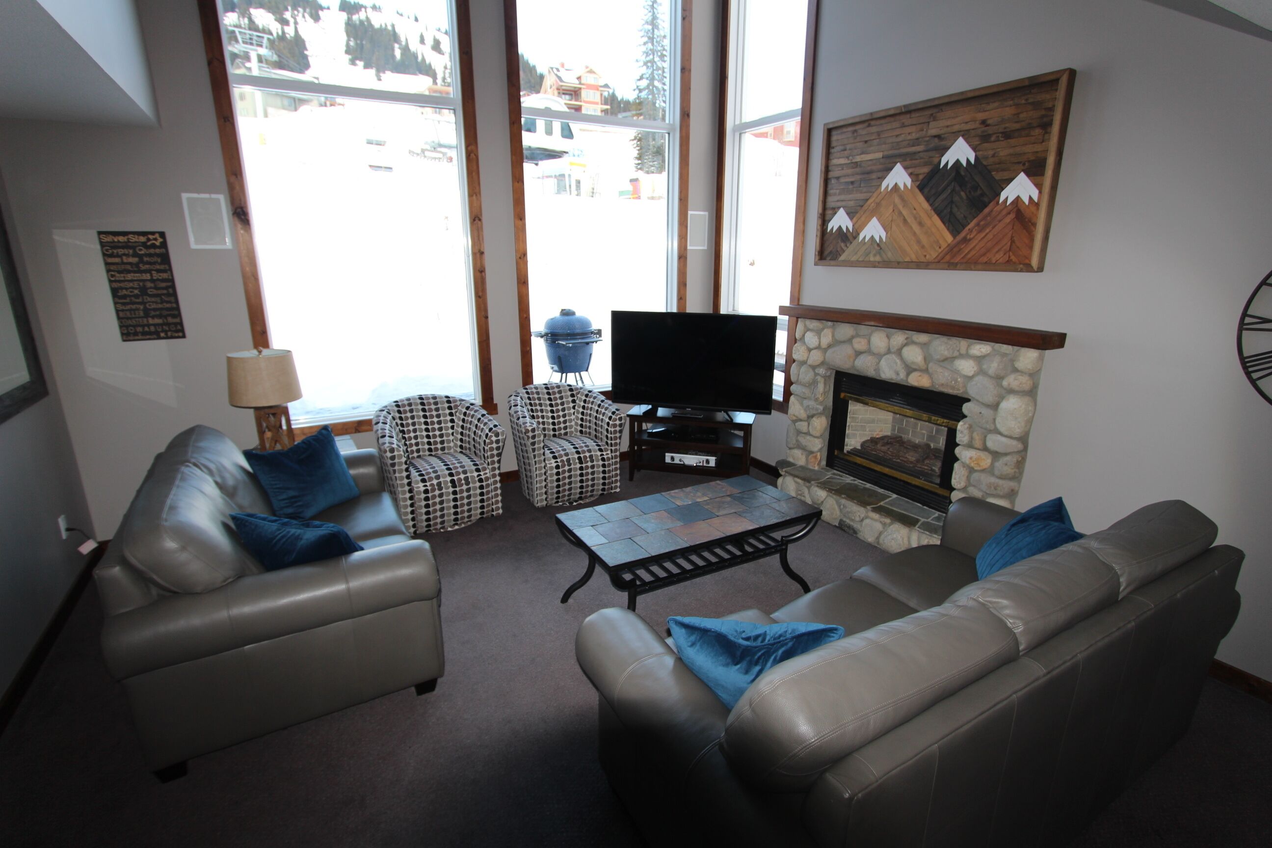 Beautifully Appointed Deluxe Home - Backing onto Alpine chair - Best Ski In/Out 